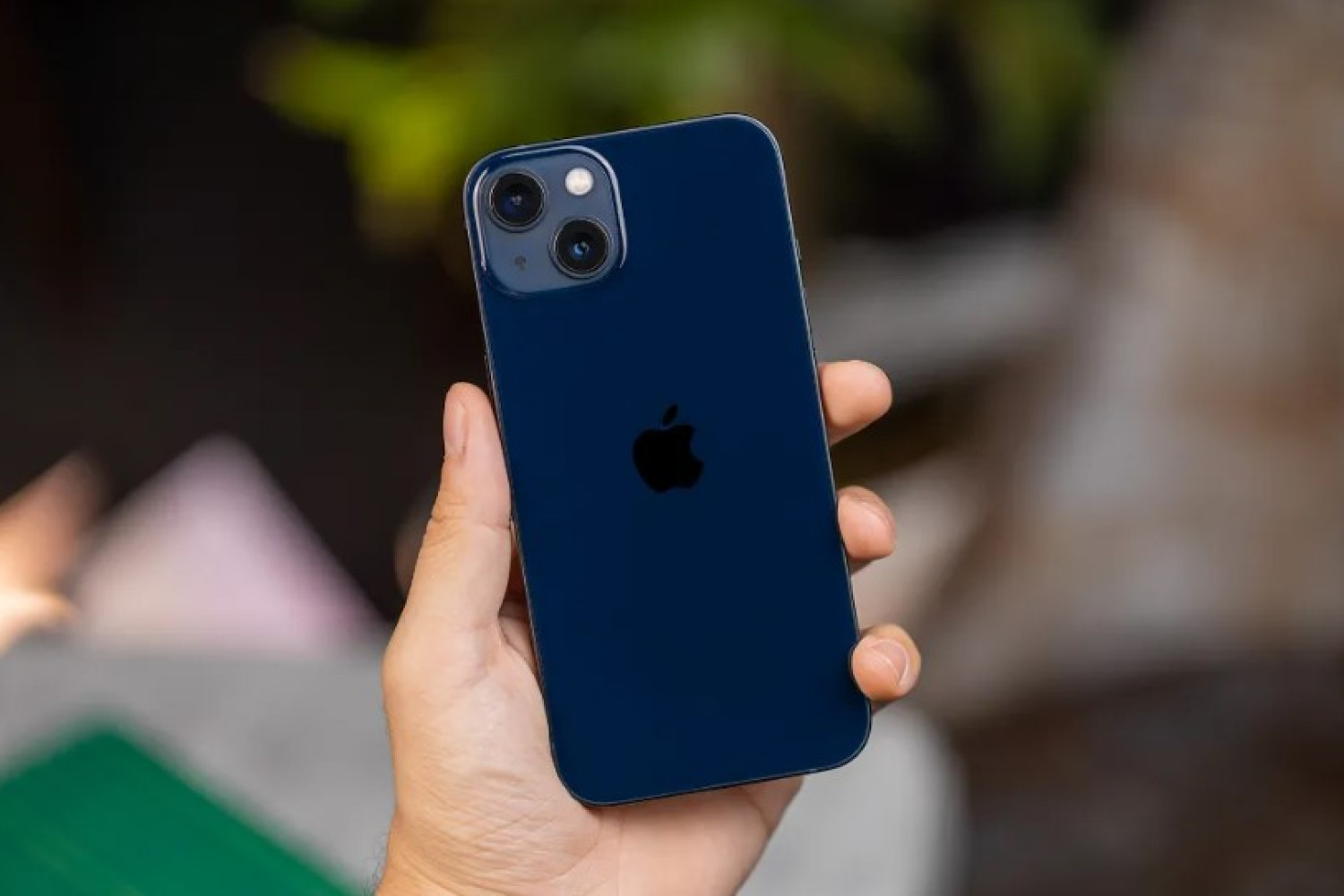 iPhone 13 primește conectivitate satelitară: O nouă eră pentru călătorii fără granițe