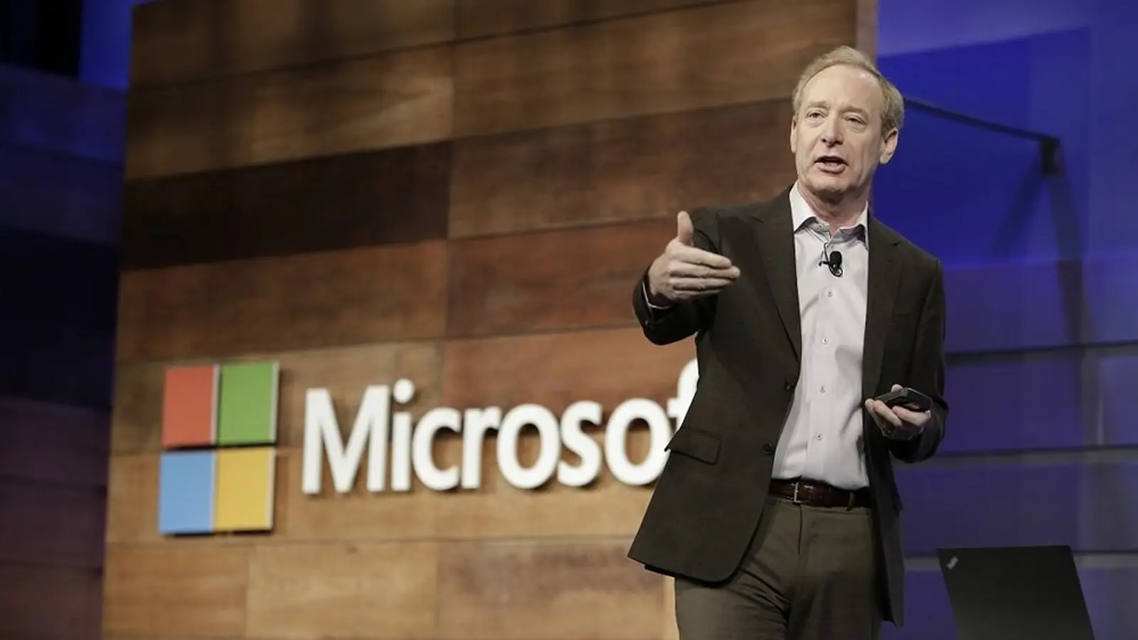 Microsoft mută comunicarea sub conducerea lui Brad Smith
