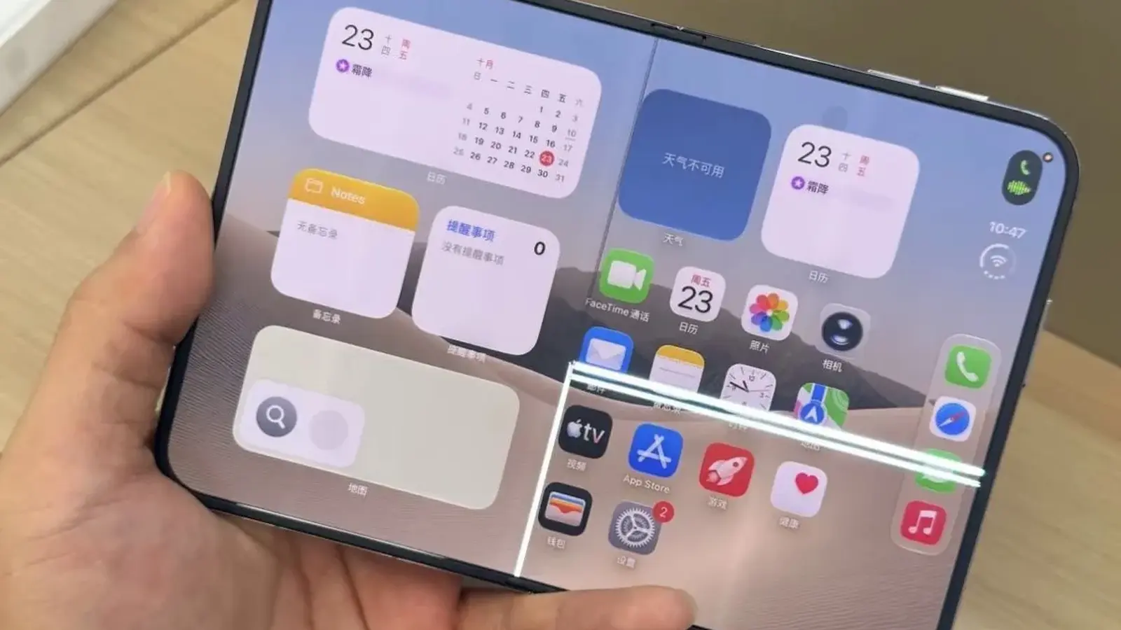 Apple recunoaște fisuri la ecranul interior iPhone Duo