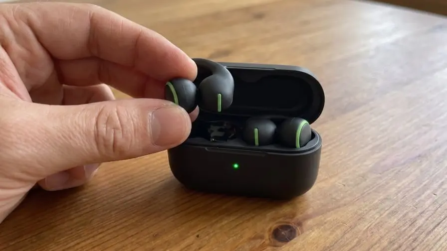 Imagini scurse: Galaxy Buds On cu design clip-on sigur