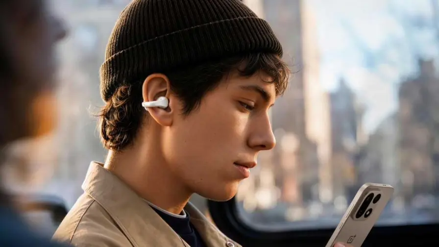 OnePlus Buds Clip: căști clip-on cu tunare Dynaudio