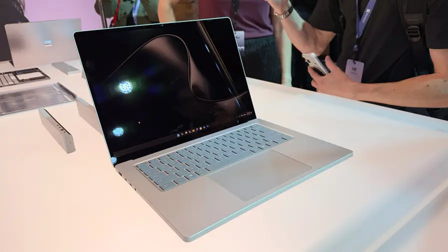 Microsoft deschide precomenzile pentru Surface Laptop Ultra