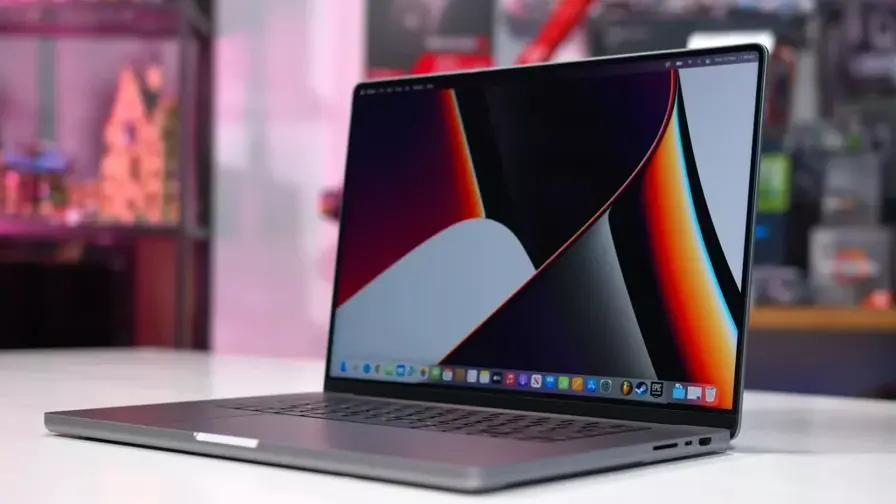 Apple lansează MacBook Pro OLED cu chipuri M5, nu M6